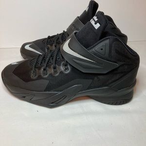 Nike Lebron soldier V111 8 size 6.5 youth. 8.5 wome’s